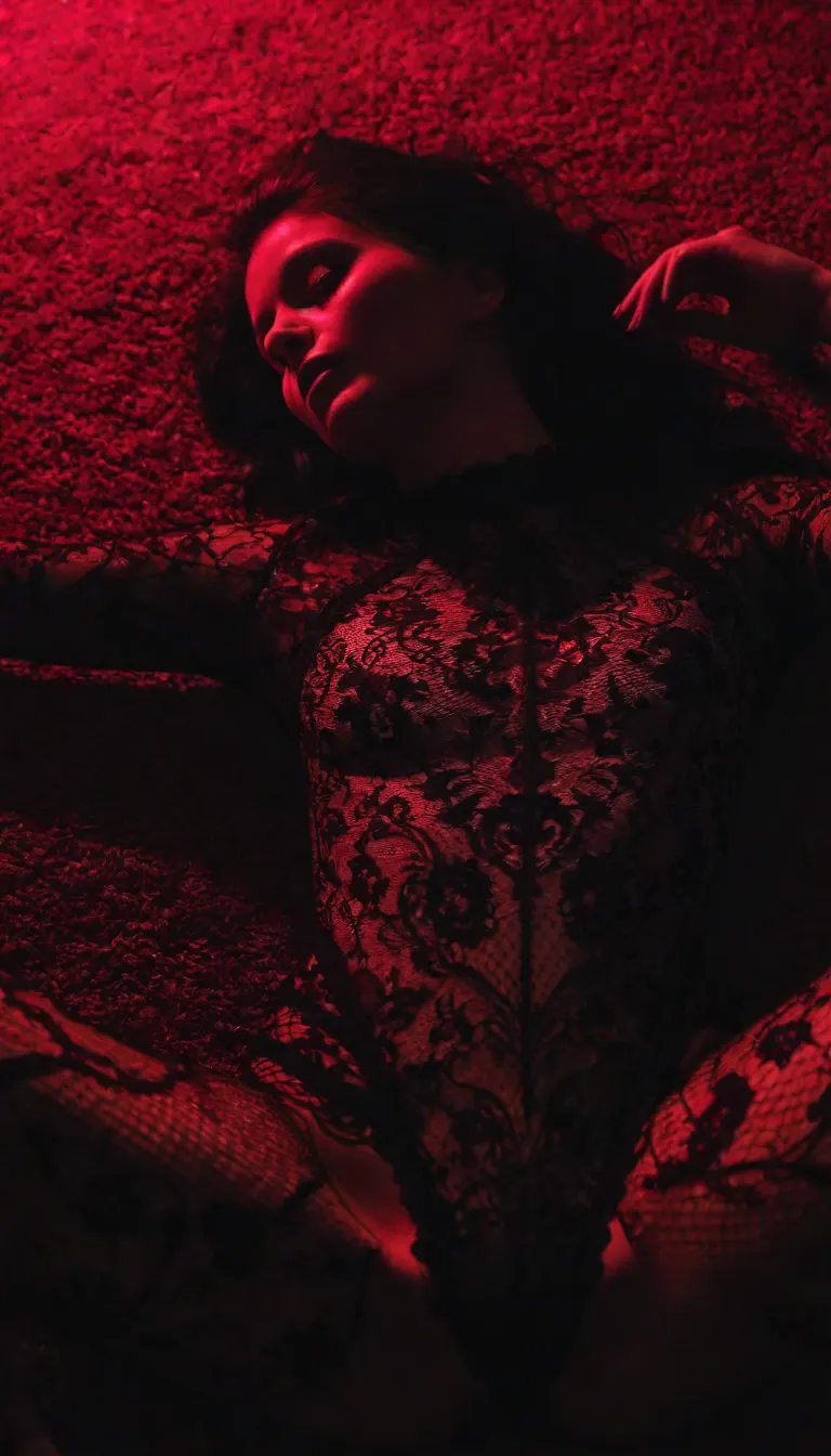Silhouette féminine adulte dans une scène boudoir cinématographique